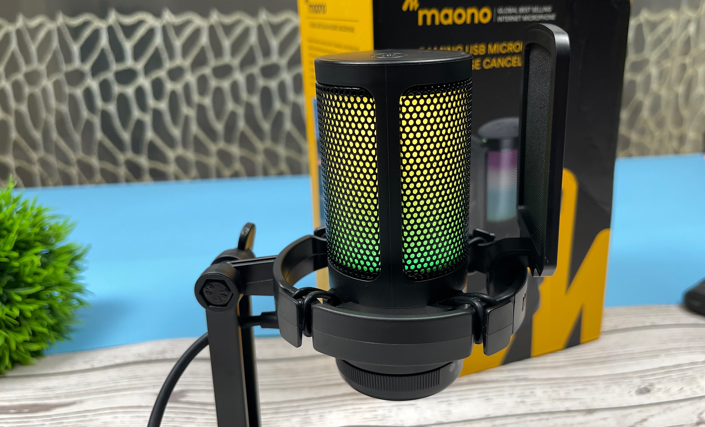 Maono DM20 GamerWave Microphone Review - Affordable and Stylish Choice for Gamers and Content Creators