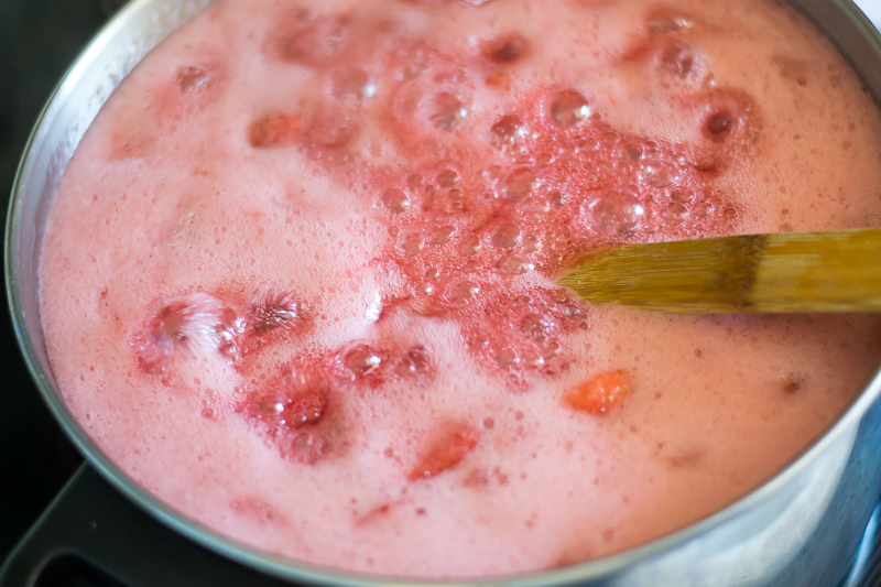 15-strawberry-jam-challenge-strawberry-jam-full-roiling-boil.jpg