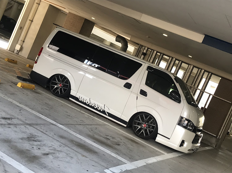 ハイエースバンの#lowfest・#SBMファイナル・#生脚・#車高短・#絶対領域アウトリップに関するカスタム事例の投稿画像4枚目