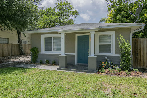 Luxury apartment for rent in Tampa (United States) - Ranch style house with blue door