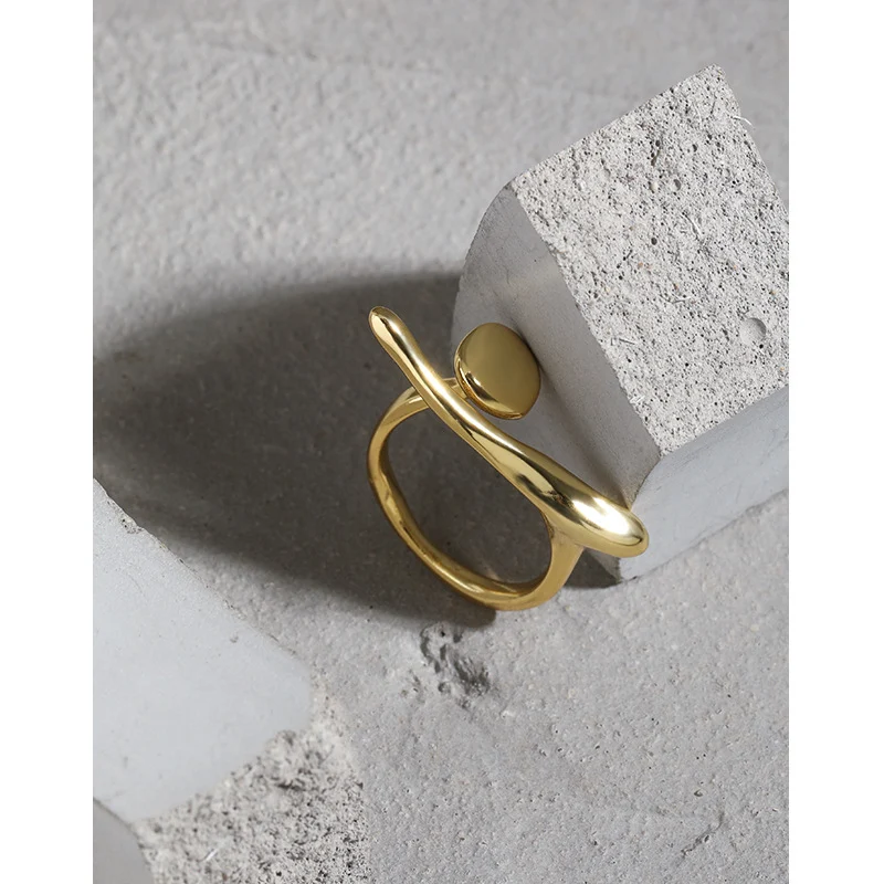 Bague en argent S925 avec ouverture, surface irrégulière et désalignement. Un bijou élégant pour un style unique et moderne.