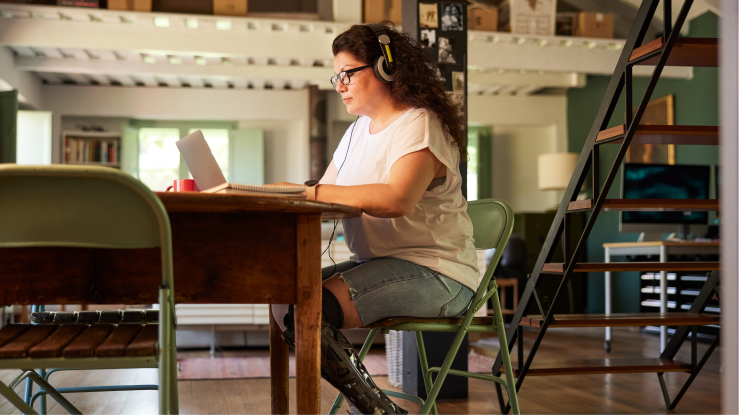 Eine Frau arbeitet an ihrem Laptop.