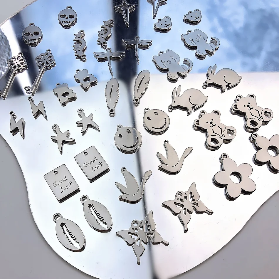 Collier pendentif croix, papillon, ours, tendance fille douce, fait main, perles, style DIY, super cool et branché.