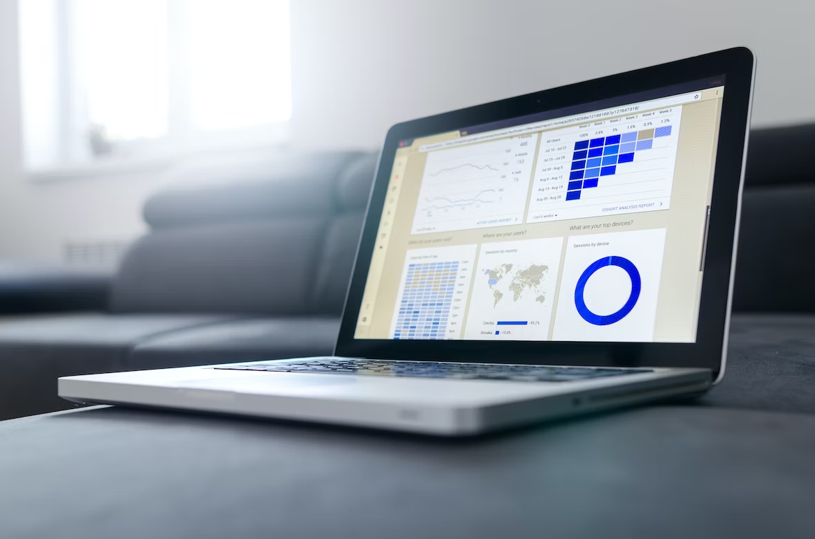 Data driven: notebook aberto em página com gráficos e dados