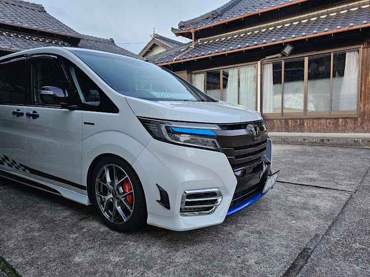 ステップワゴンスパーダの今年もよろしくお願いします・2025年カスタム抱負・フロントリップ取外し・車高調が欲しいに関するカスタム事例の投稿画像1枚目