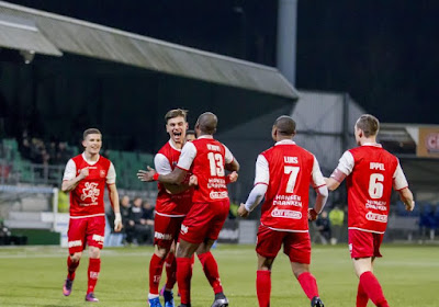 Supportersbussen van MVV komen aan in het verkeerde stadion maar de Tilburgse politie reageert gevat