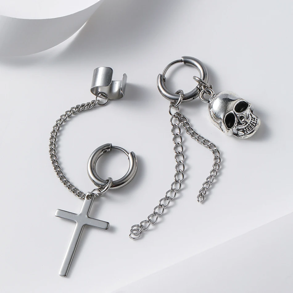 Boucles d'oreilles homme en acier inoxydable, croix asymétrique et tête de mort, un accessoire de mode polyvalent pour affirmer votre personnalité.