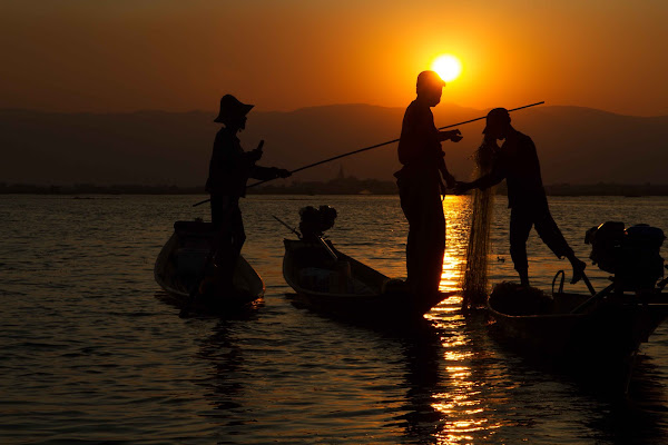 raccogliendo le reti al tramonto di antonioromei