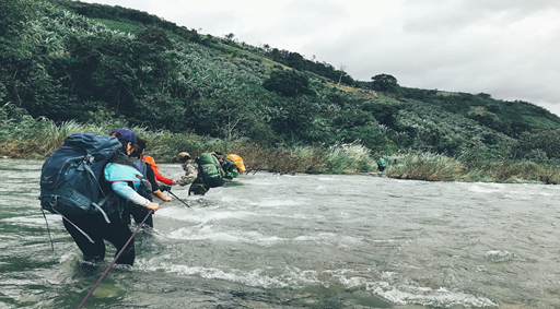 Đi Trekking qua suối