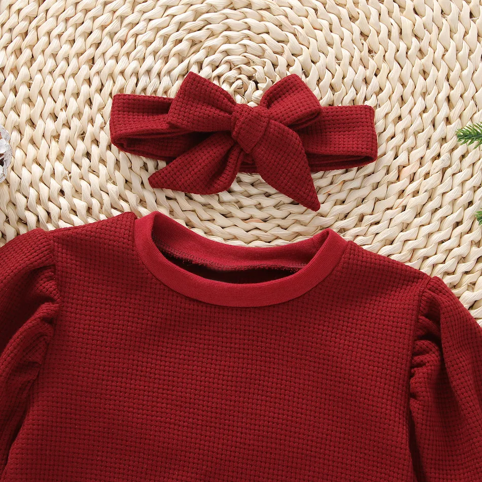 Tuta con stampa di lettere, maniche lunghe e colori a contrasto con cappuccio, disponibile in due colori. Comfort e stile per un look casual.