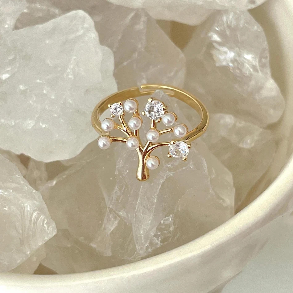 Bague pour l'index féminin avec un design spécial. Un bijou unique et élégant, idéal pour affirmer votre personnalité et sublimer votre look.