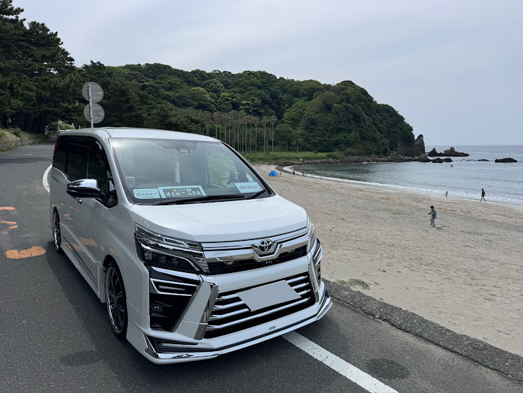 ヴォクシーの海と愛車に関するカスタム事例の投稿画像1枚目