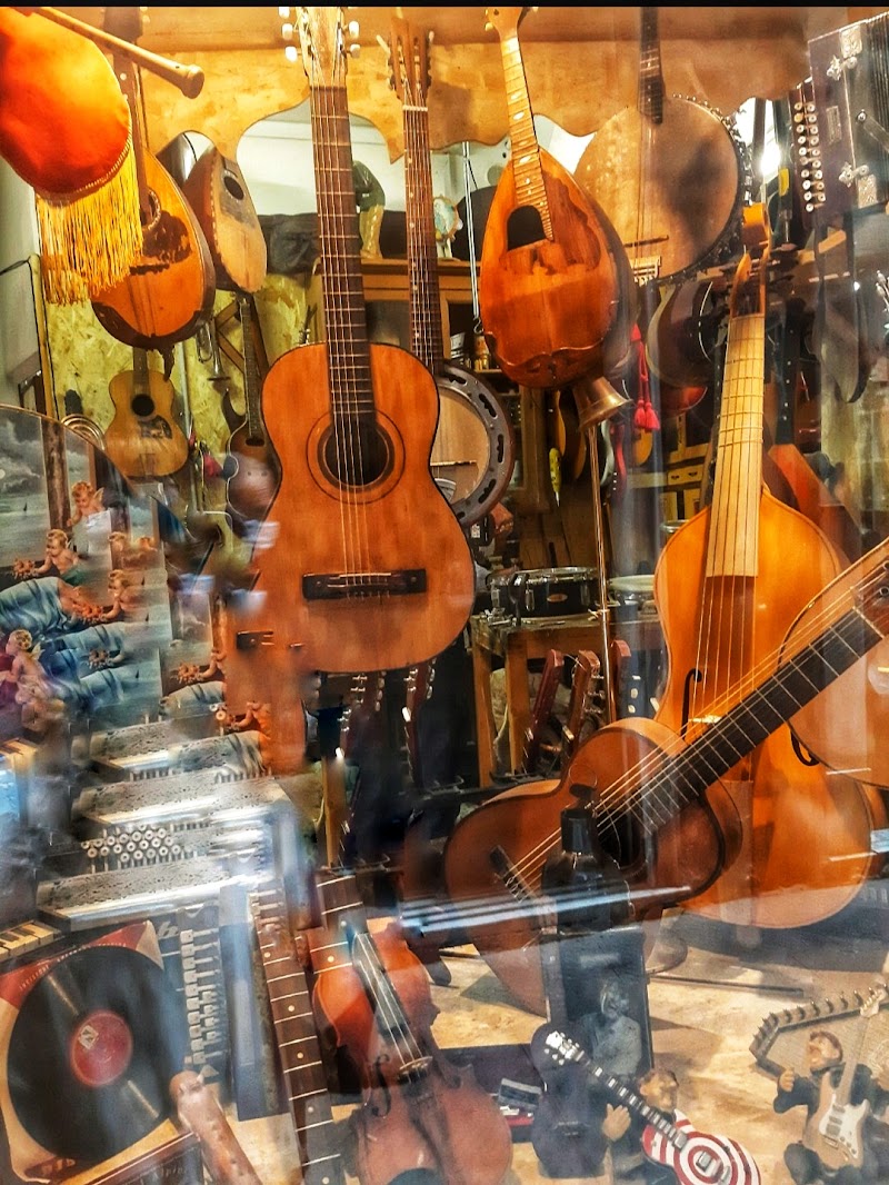 Una chitarra...cento canzoni di Annamymoon