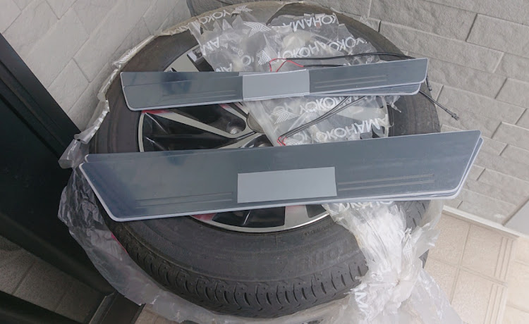 シエンタのシーケンシャル・スカッフプレート・取り付け中・DIYに関するカスタム事例の投稿画像1枚目