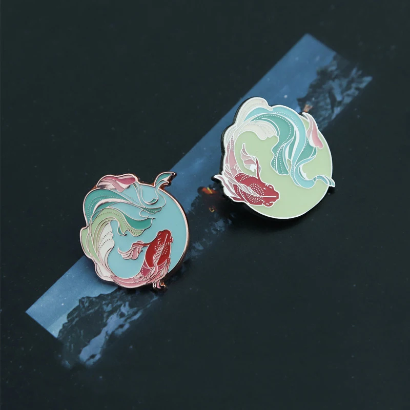 Broche de couple Cool Things Sneak Original Koi Style National en métal émaillé. Un accessoire élégant pour exprimer votre complicité.