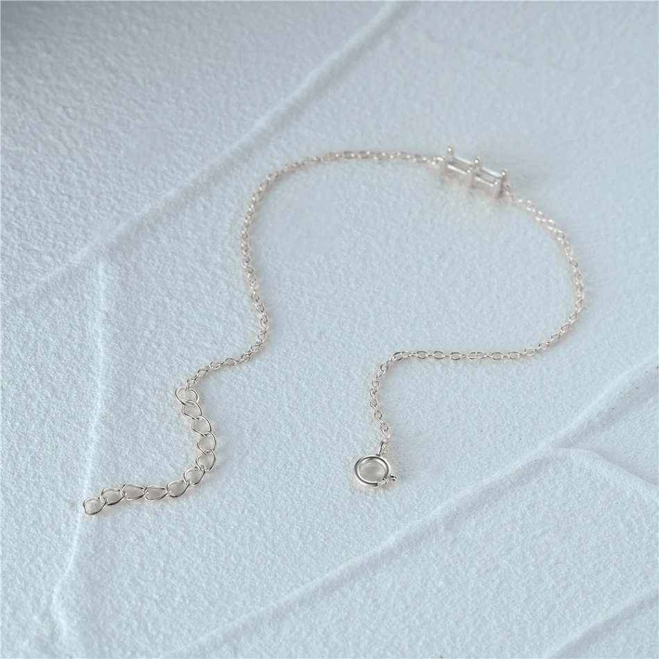 Pulseira feminina S925 de prata esterlina com micro zircônias incrustadas, design simples e elegante, ideal para presentear.
