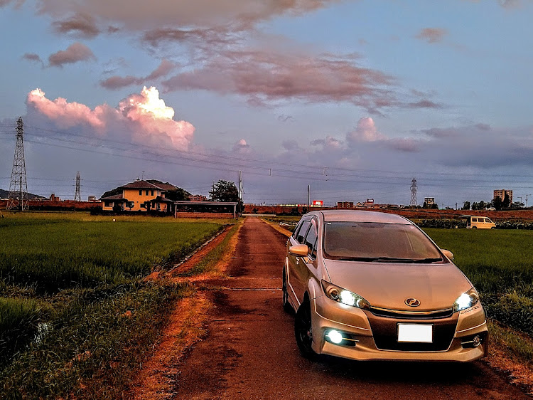 ウィッシュの車写活・クルマ好きと繋がりたい・車が好きな人と繋がりたい・写真が好きな人と繋がりたい・夕立に関するカスタム事例の投稿画像1枚目