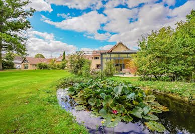 Propriété avec piscine et jardin 9