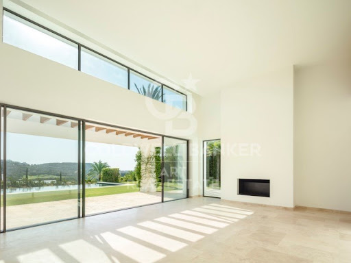 Maison contemporaine avec piscine et jardin 4