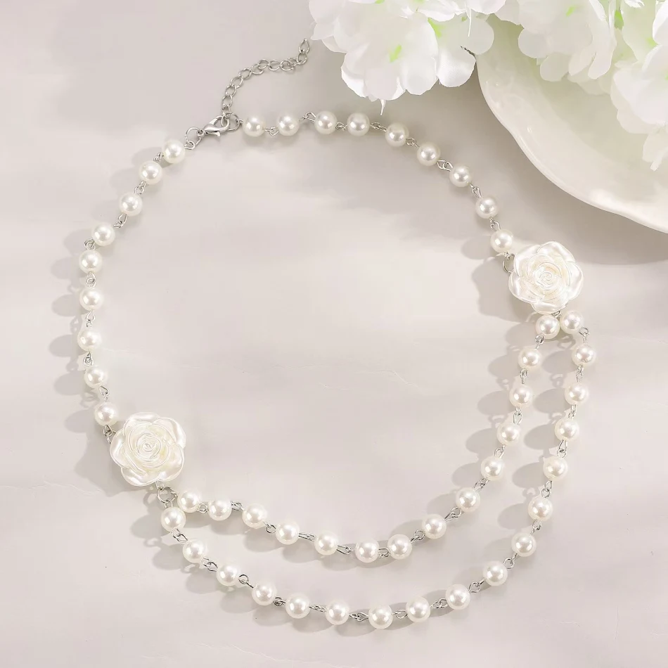 Collier double couche, camélia et perles françaises, style fée élégant. Un bijou raffiné pour un look enchanteur et une touche de grâce intemporelle.