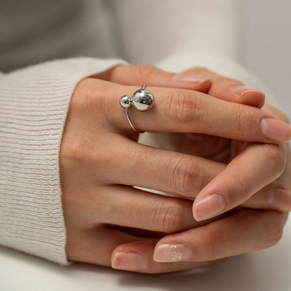 Kleurechte titanium stalen ring, gouden accessoires, ideaal voor dagelijks gebruik, duurzaam, stijlvol en hypoallergeen.