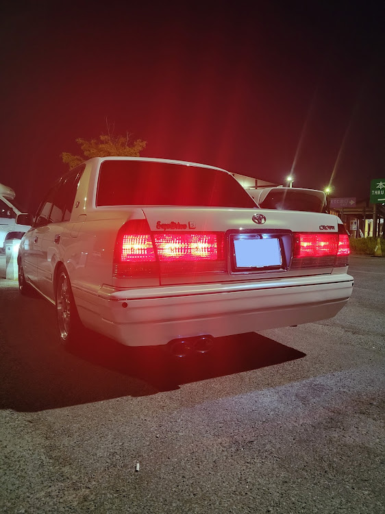 クラウンセダンの夕焼けと愛車・遠州森町SA・綺麗に見える・クラウンセダン・隣に停めてるおじさん、早くどいて。に関するカスタム事例の投稿画像4枚目