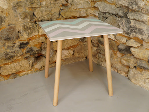 Table d'appoint en béton ciré de couleurs pastel avec motif aztèques et au pied style scandinave en bois