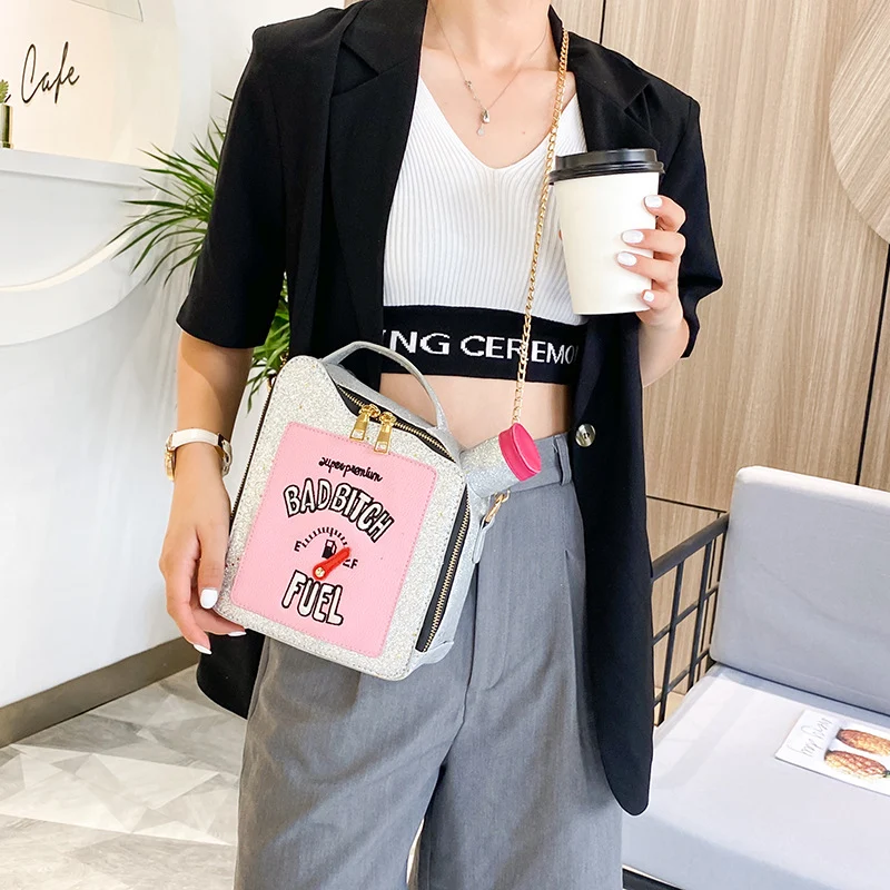 Bolsa crossbody com corrente para mulheres, um acessório elegante e prático. Perfeita para carregar seus itens essenciais com estilo e segurança.