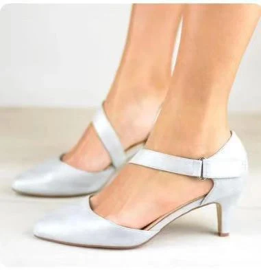 Sandales à talons aiguilles pointus ajourées pour femmes, idéales pour un look élégant et sophistiqué lors de soirées ou d'occasions.