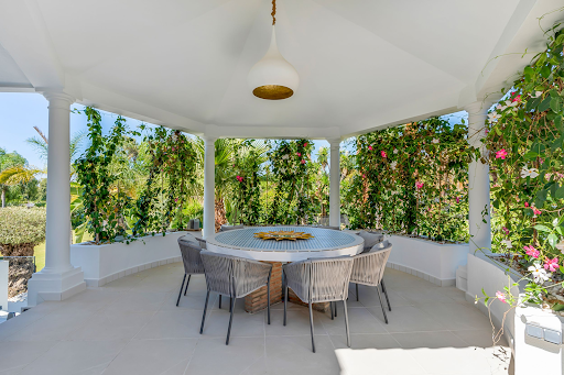 House with pool and garden 4