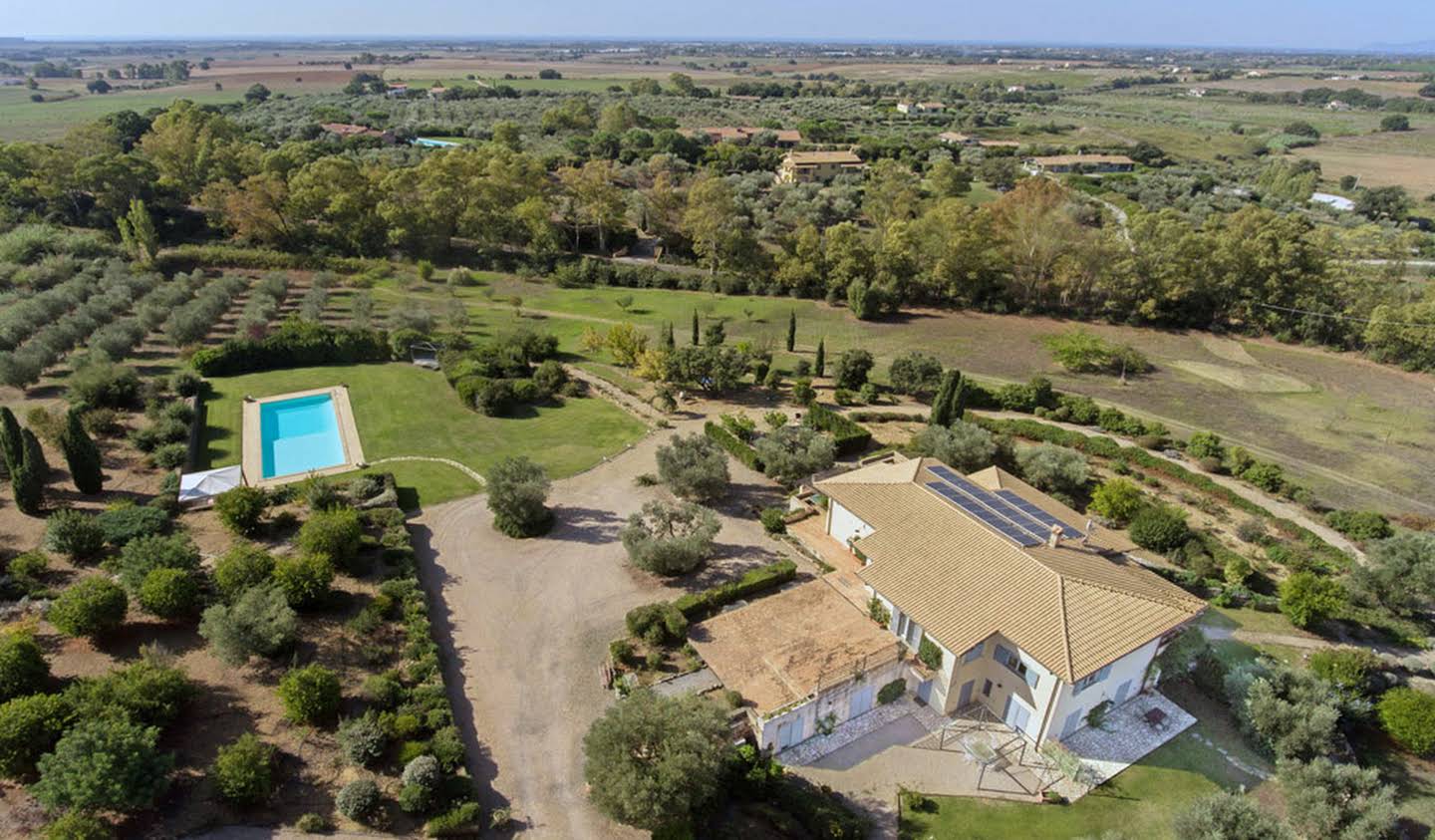 Villa with pool and garden Pescia Romana