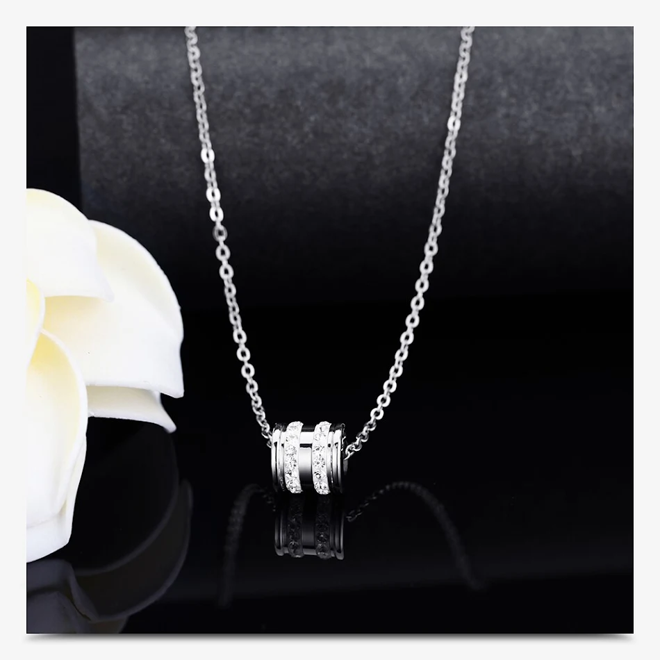 Female short clavicle chain