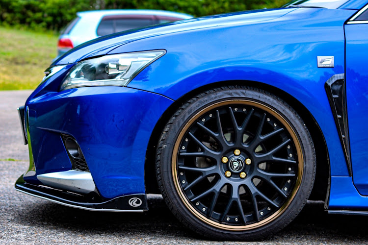 CTのverz-wheels kcv01・Kuhl Racing・インペリアルゴールド・左右色違いホイール・ホイール図鑑に関するカスタム事例の投稿画像4枚目