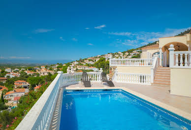 Maison avec piscine et jardin 15