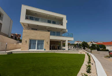 House with pool and terrace 4