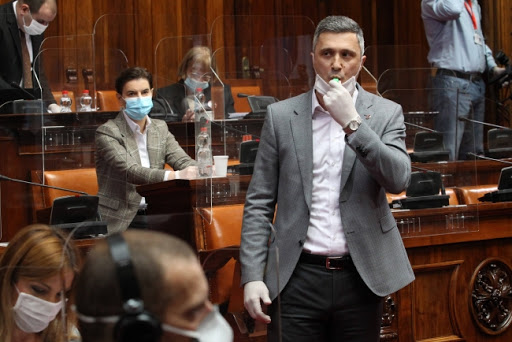Obradović u skupštinskoj sali sa pištaljkom, obezbedjenje ga iznelo iz sale