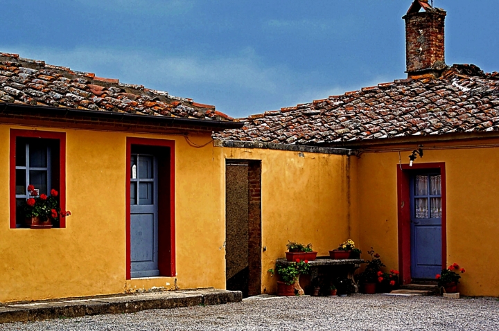 Cielo grigio su, casa gialla giù.... di Amadeus