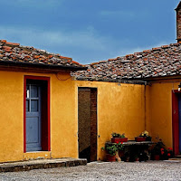 Cielo grigio su, casa gialla giù.... di 