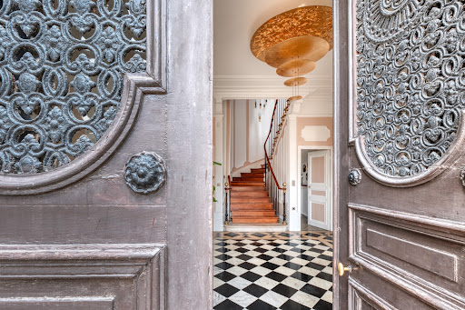 Luxury castle for sale in Houdan (78550) - Entrance hall with staircase and checkerboard floor
