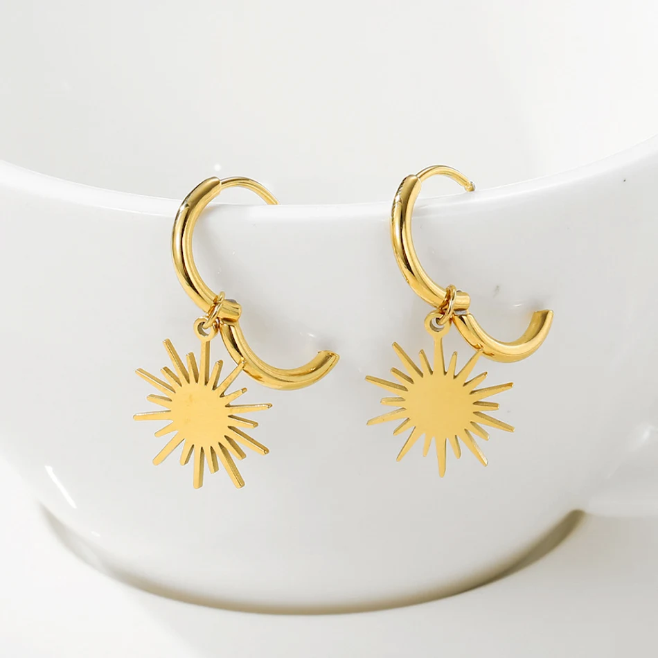 Boucles d'oreilles femme rétro en acier inoxydable avec étoiles à huit pointes, un accessoire élégant et durable pour compléter votre style.