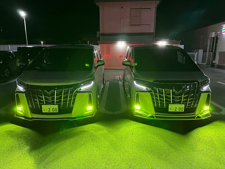 アルファードのコンビニ駐車場・アルヴェル乗りさんと繋がりたい・コラボお誘いお待ちしておりますに関するカスタム事例の投稿画像1枚目