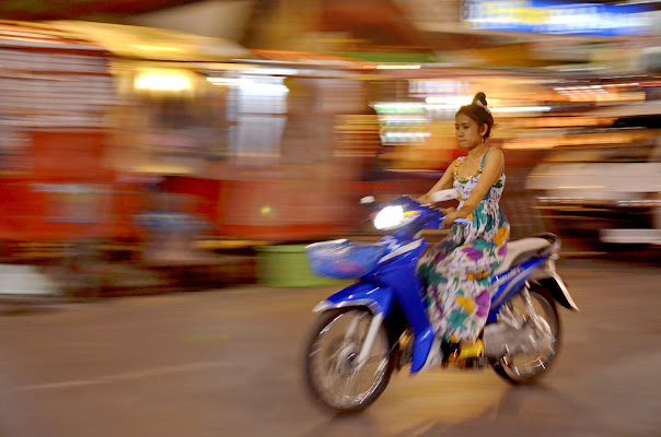 No helmet, Chiangmai, Thailand di Thaworndee Tong