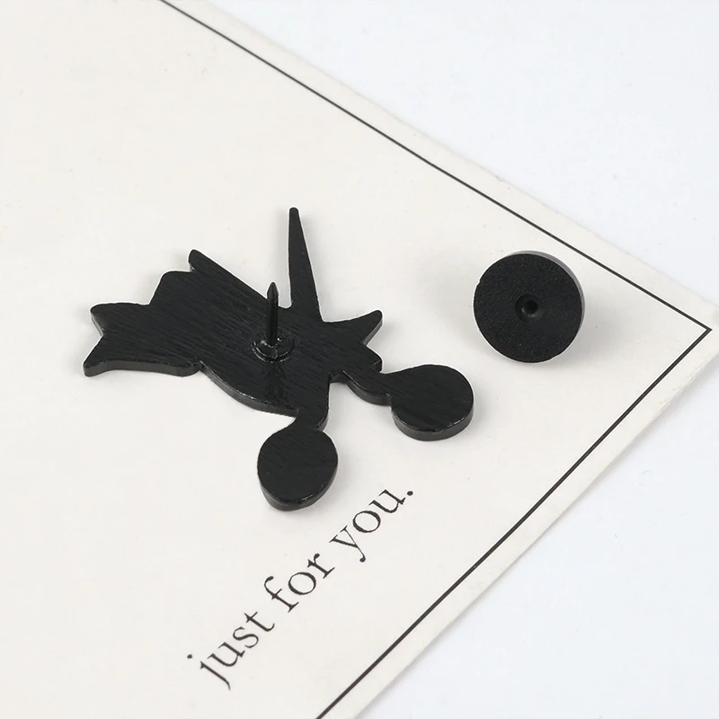 Druipende scharen kleermaker broche van legering, een stijlvol accessoire voor je kleding. Voeg een artistiek en verfijnd tintje toe aan je stijl.