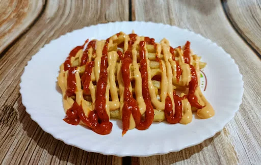 Fries With Cheesy Chilli [200 Gms ]