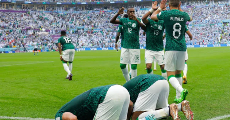 Wachezaji wa Saudi Arabia wakisujudu baada ya kipenga cha mwisho. Walishinda Argentina 2-1