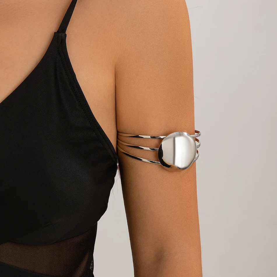 Pulseira de pão simples de três camadas, minoritária e minimalista. Um acessório discreto e estiloso para um visual elegante e único.