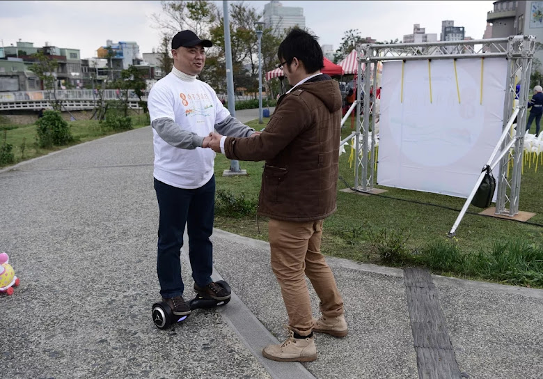 桃園市長試乘樂和電動車，直呼比Youbike好騎又省力! - 電動自行車, 樂和電動車, k1電動車, 欣輝數位 - 敗家達人推薦