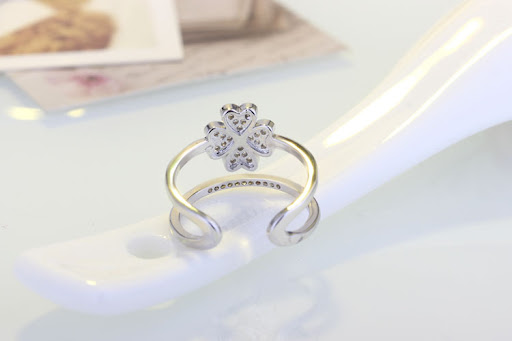 Title 4, Four-Leaf Flower Grass Ring for Women with Diam...