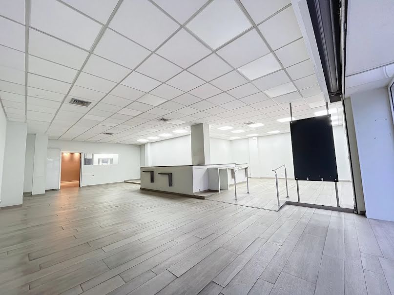 Location  locaux professionnels 1 pièce 130 m² à Cannes (06400), 3 150 €