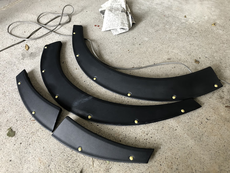 ハイエースバンのDIY・シャコタン風・フェンダー&グリルリフレッシュ・缶スプレーでシュシュっとに関するカスタム事例の投稿画像2枚目